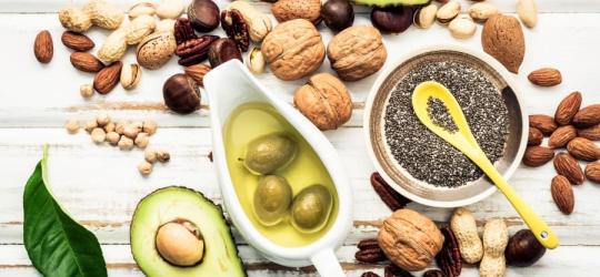 Orzechy, nasiona i owoce bogate w witaminę E.