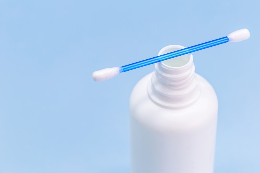 Woda utleniona w białej, plastikowej butelce.