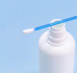 Woda utleniona w białej, plastikowej butelce.