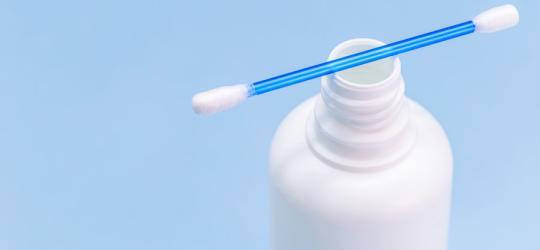 Woda utleniona w białej, plastikowej butelce.