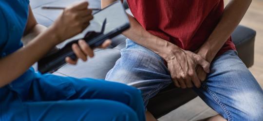 Mężczyzna w trakcie diagnostyki wodniaka jądra u urologa.