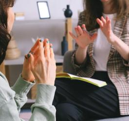 Kobieta podczas rozmowy z psychoterapeutką.