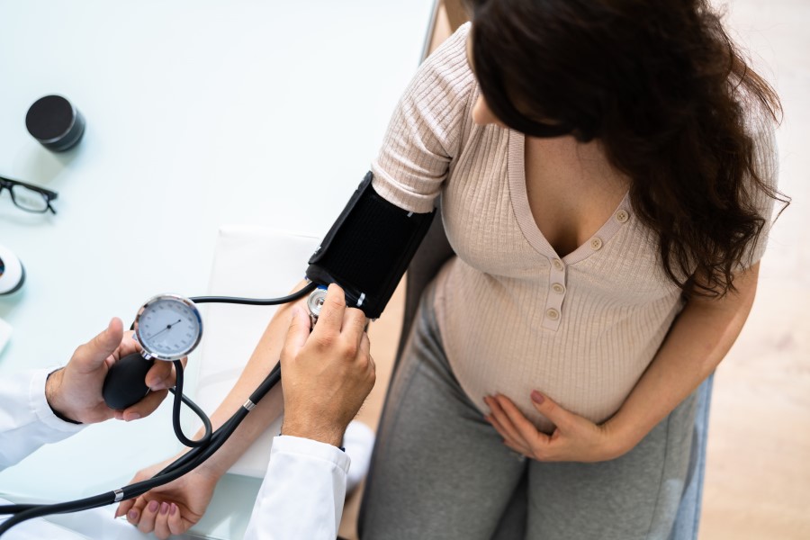 Kobieta w ciąży ma mierzone ciśnienie. Wysokie ciśnienie w ciąży stanowi duże zagrożenie.
