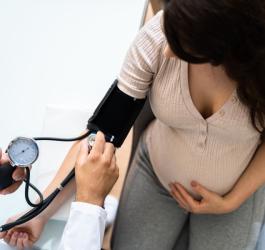 Kobieta w ciąży ma mierzone ciśnienie. Wysokie ciśnienie w ciąży stanowi duże zagrożenie.