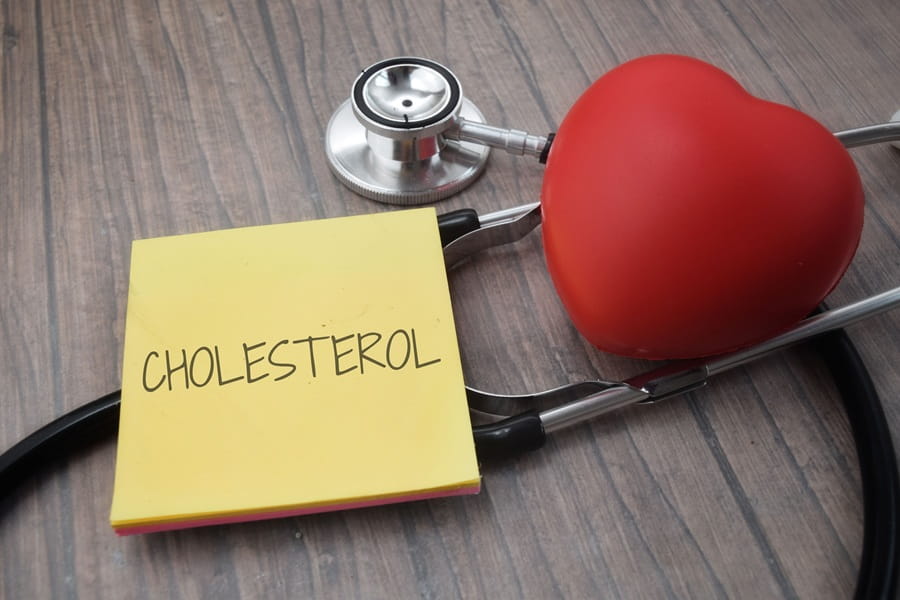 Z czym wiąże się zbyt wysoki poziom cholesterolu i jak go zbadać?