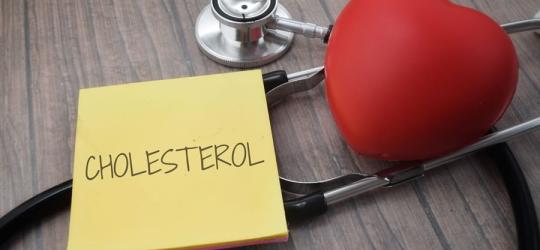 Z czym wiąże się zbyt wysoki poziom cholesterolu i jak go zbadać?
