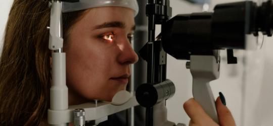 Kobieta podczas badania u lekarza okulisty.