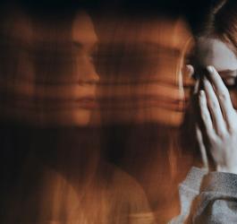 Przestraszona kobieta zmaga się z zaburzeniami lękowymi.