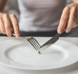 Osoba z zaburzeniem odżywiania zjada posiłek składający się z jednego ziarenka grochu.