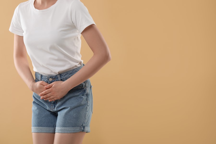 Kobieta cierpi na zakażenie układu moczowego, dokucza jej ból podbrzusza.