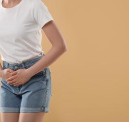 Kobieta cierpi na zakażenie układu moczowego, dokucza jej ból podbrzusza.