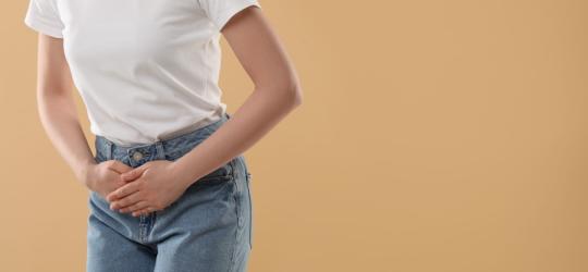 Kobieta cierpi na zakażenie układu moczowego, dokucza jej ból podbrzusza.