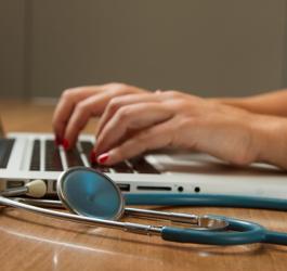 Kobieta przeszukuje internet w poszukiwaniu odpowiedniego inhalatora.