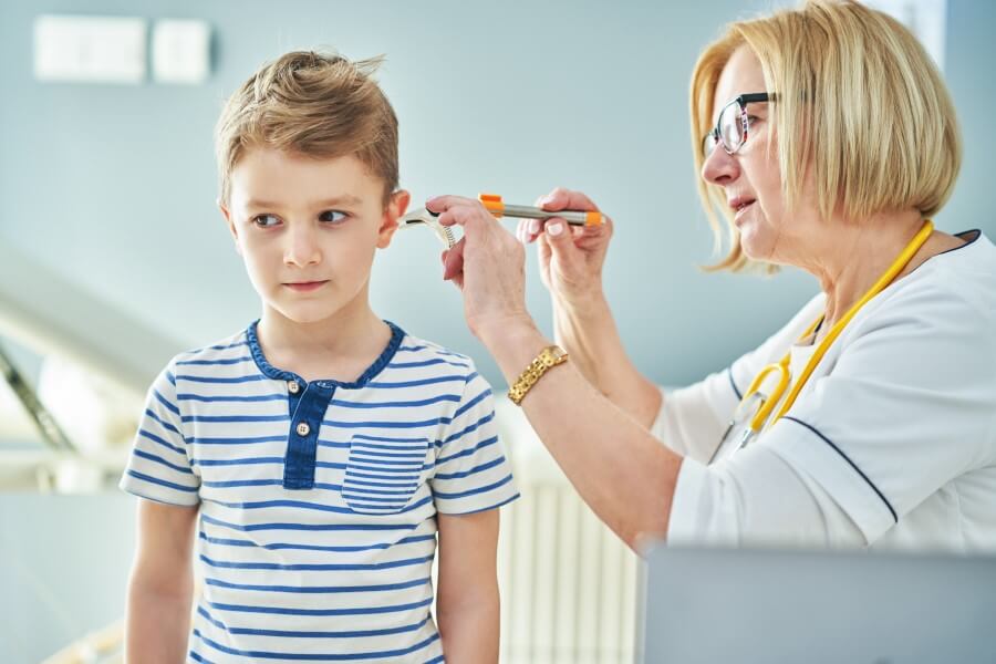 Lekarka diagnozuje zapalenie ucha u dziecka.