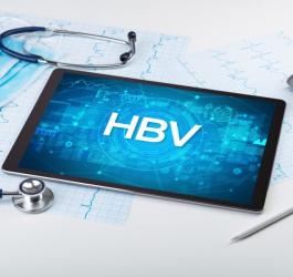 Tablet, obok sprzęt medyczny. Na tablecie napis HBV, skrót od wirusowego zapalenia wątroby typu B.