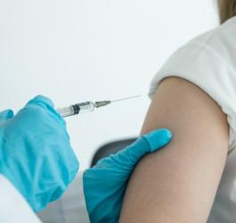 Pacjentce zostaje podany zastrzyk antykoncepcyjny.