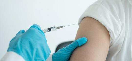 Pacjentce zostaje podany zastrzyk antykoncepcyjny.