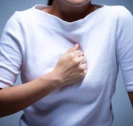 Kobieta odczuwa ból w klatce piersiowej, który może być objawem zatoru płucnego.