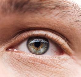 Zbliżenie na oko mężczyzny.