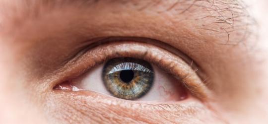 Zbliżenie na oko mężczyzny.