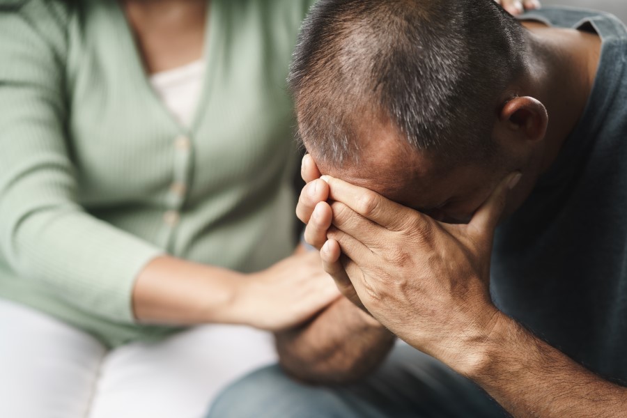 Załamany mężczyzna cierpi na zespół stresu pourazowego (PTSD).