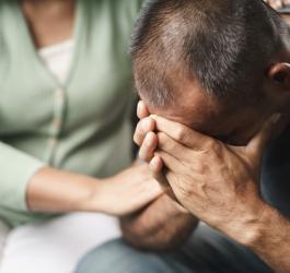 Załamany mężczyzna cierpi na zespół stresu pourazowego (PTSD).
