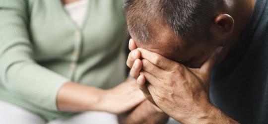 Załamany mężczyzna cierpi na zespół stresu pourazowego (PTSD).