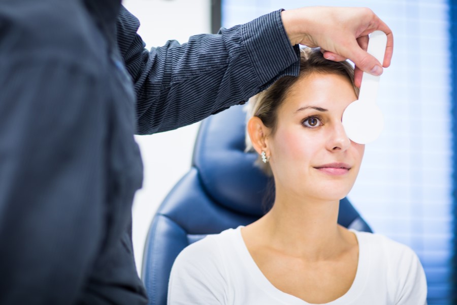 Kobieta u okulisty w trakcie diagnostyki w kierunku zwyrodnienia plamki żółtej.