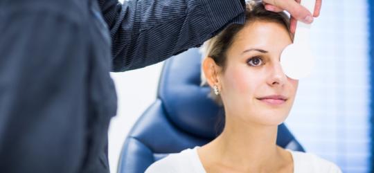 Kobieta u okulisty w trakcie diagnostyki w kierunku zwyrodnienia plamki żółtej.